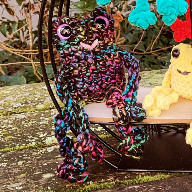 peluche grenouille noire L