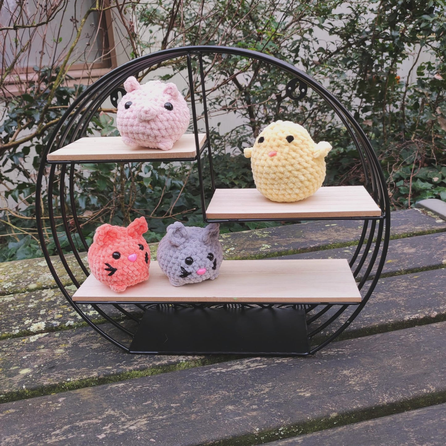 petites peluches chats poussins cochon