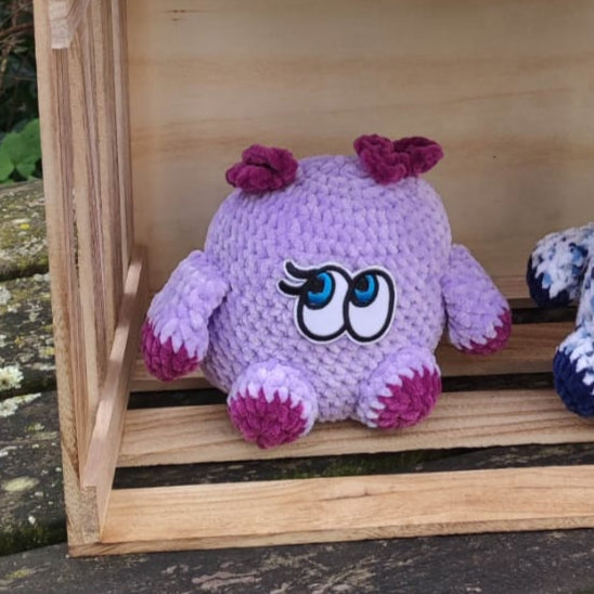 peluche petit monstre mauve