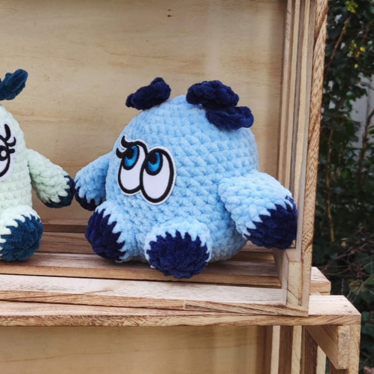 peluche petit monstre bleu ciel