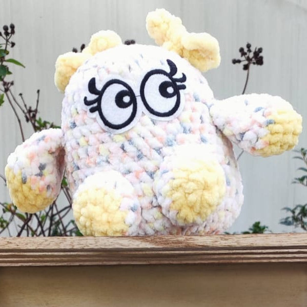 peluche petit monstre jaune/blanc