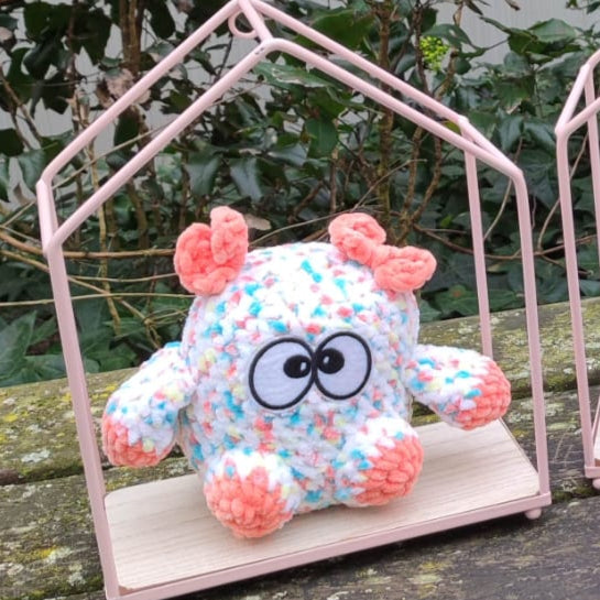 peluche petit monstre orange/blanc