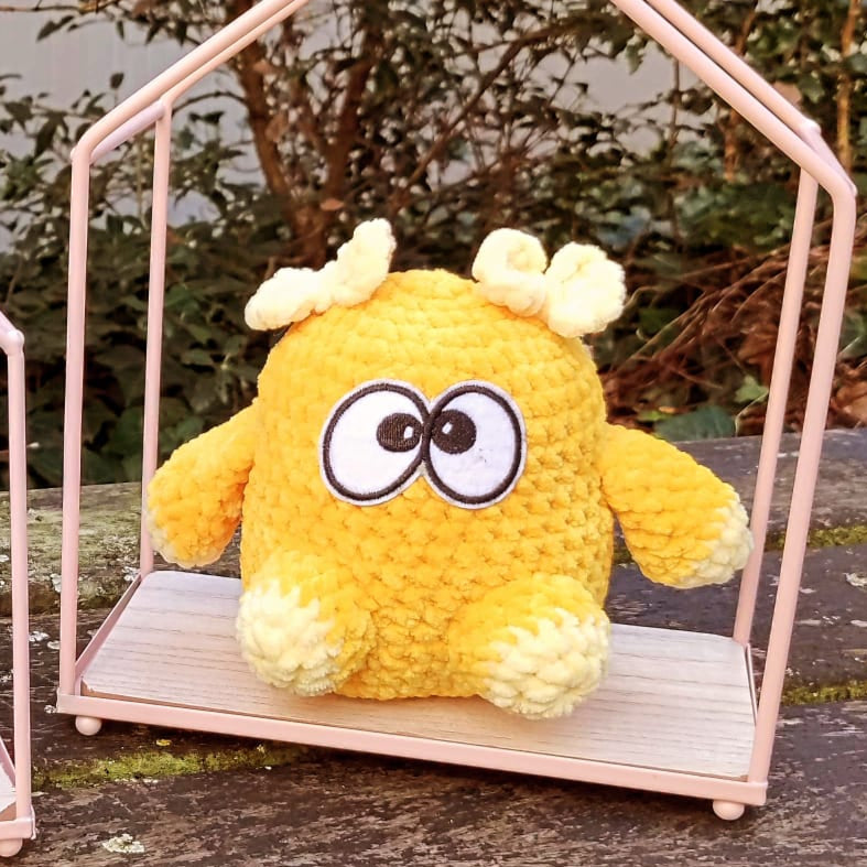 peluche petit monstre or