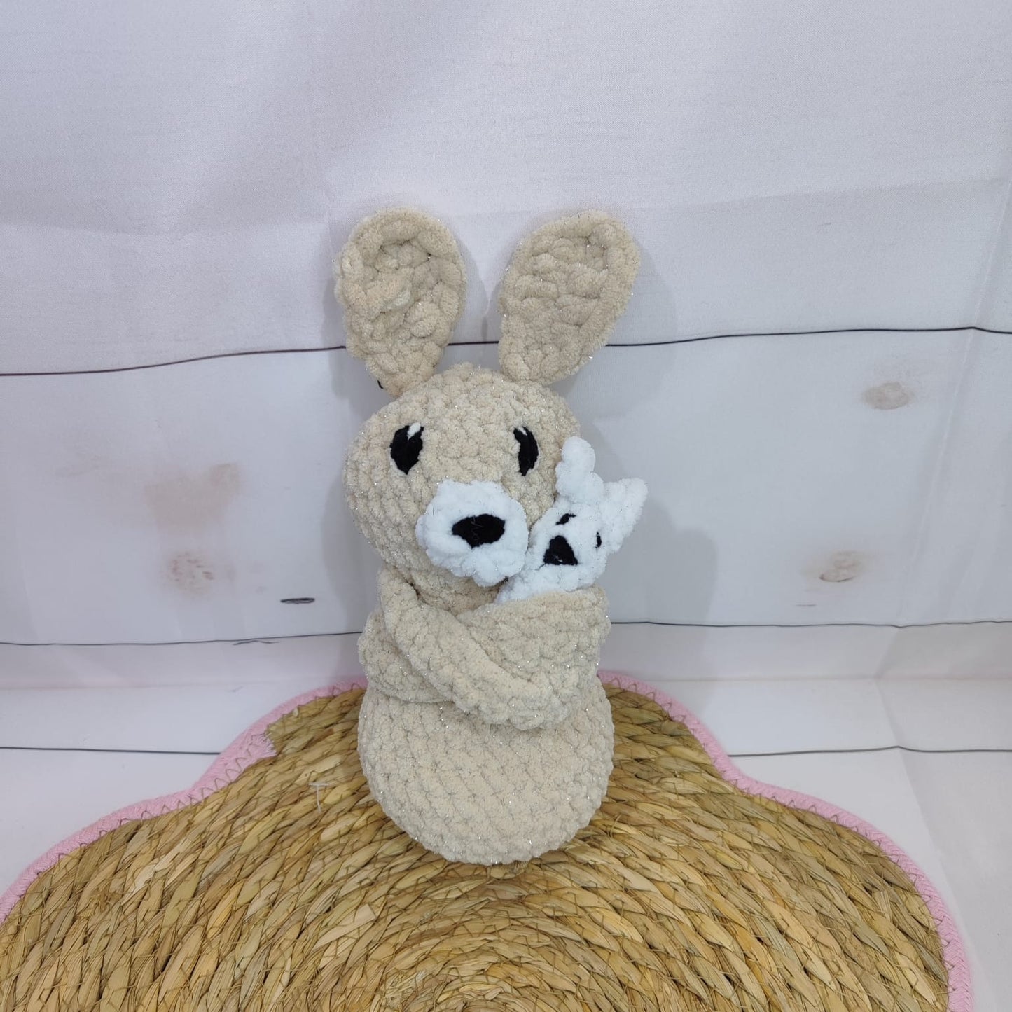 poupée maman lapin beige