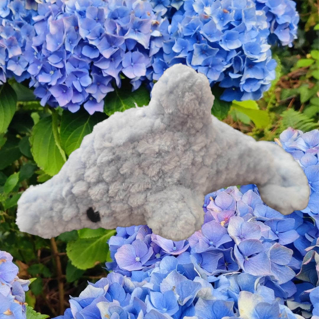 petite peluche dauphin bleu