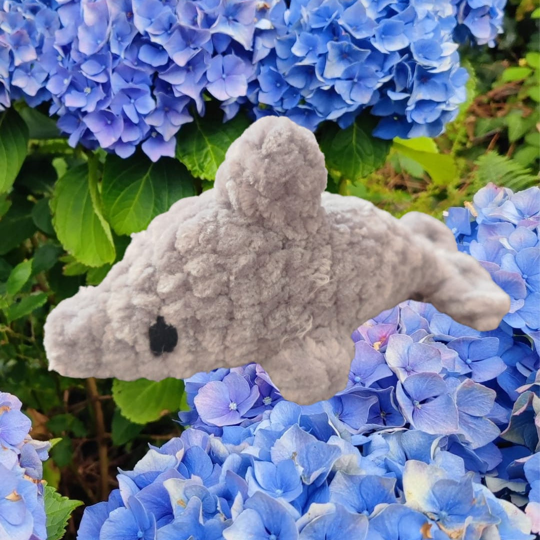 petite peluche dauphin gris