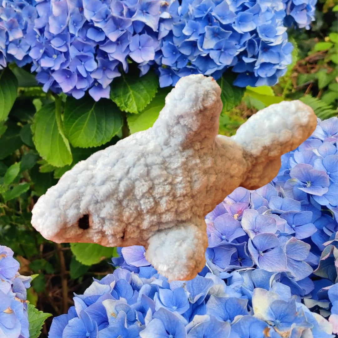 petite peluche requin gris