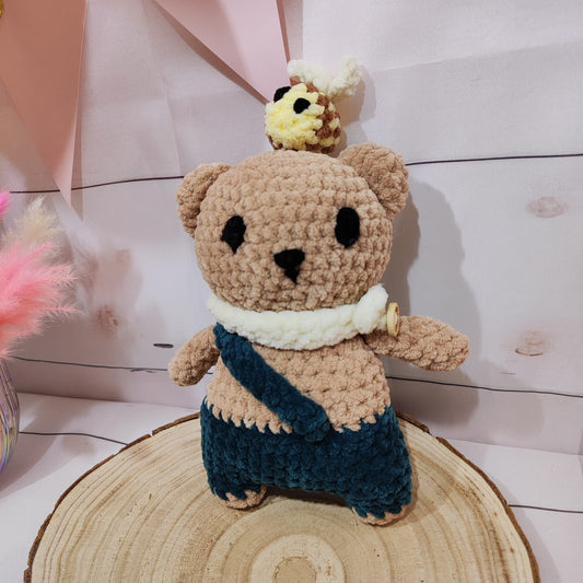 peluche ours en salopette avec abeille