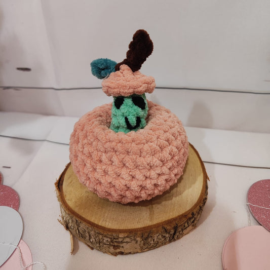 petite peluche pomme avec petit ver