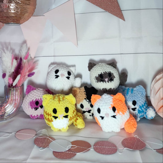 petites peluches chats