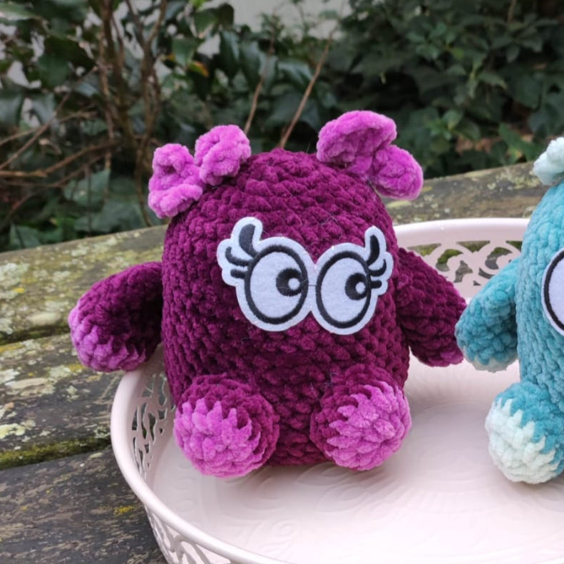 peluche petit monstre prune