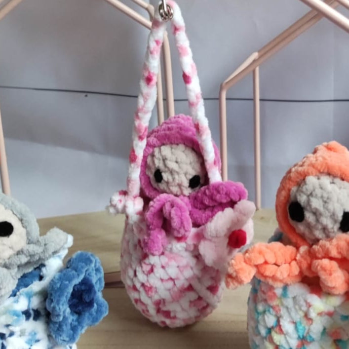 poupée à suspendre rose